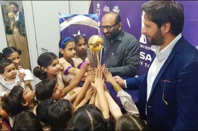 کراچی:ایدھی ہوم میں آئی سی سی چیمپئنز ٹرافی کی رونمائی