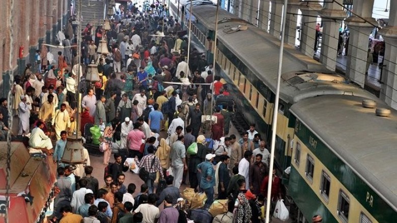 ٹرینوں کا شیڈول معمول پر نہ آسکا،مسافر پھر پریشان