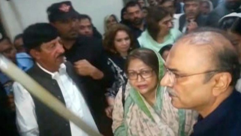 عدالت میں راستہ نہ دینے پر زرداری برہم، سیکیورٹی اہلکار کو چھڑی دے ماری