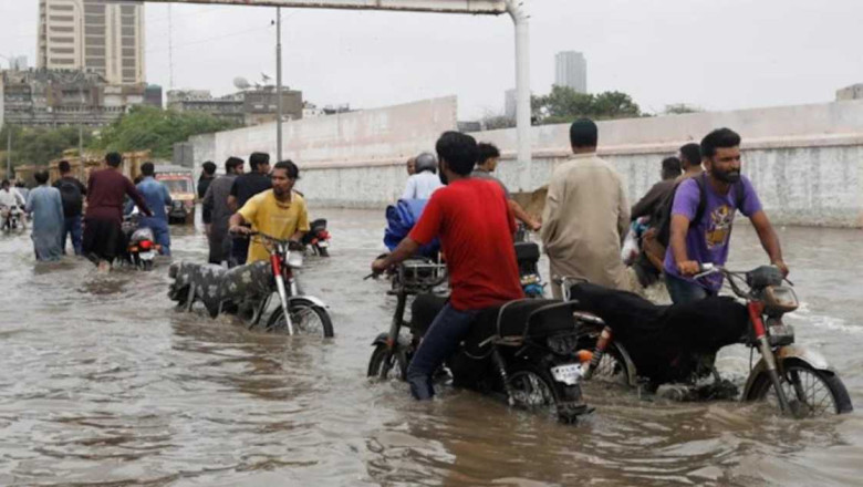 Weather Improves as Karachi Experiences Heavy Rain