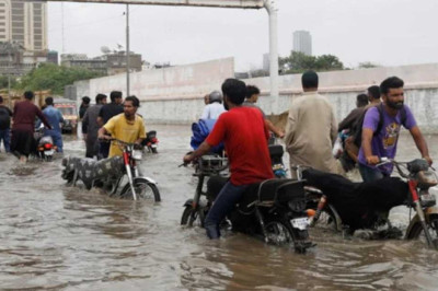 Weather Improves as Karachi Experiences Heavy Rain