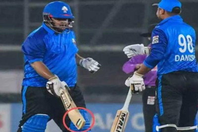 The PCB Removes Azam Khan’s Fine for Carrying the Palestine Flag Upon Bat.